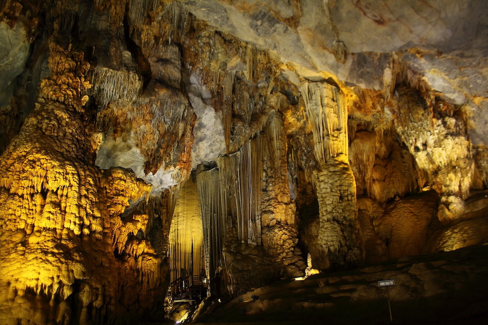 Khám phá hang động Ninh Bình